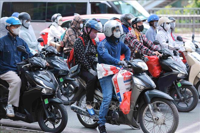 Người dân 'tay xách, nách mang' trở lại sau kỳ nghỉ lễ, các cửa ngõ Thủ đô đang dần ùn tắc - ảnh 8