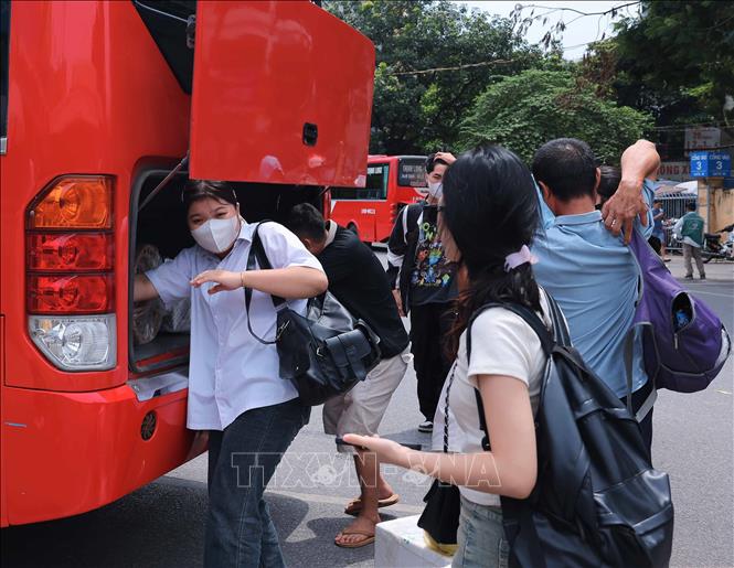 Người dân 'tay xách, nách mang' trở lại sau kỳ nghỉ lễ, các cửa ngõ Thủ đô đang dần ùn tắc - ảnh 12