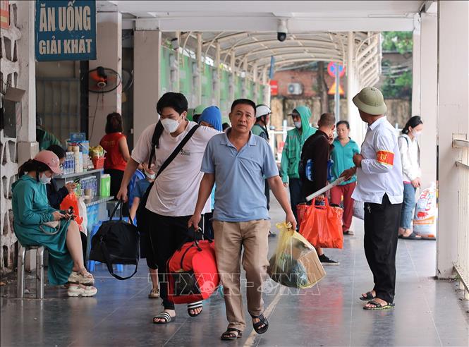 Người dân 'tay xách, nách mang' trở lại sau kỳ nghỉ lễ, các cửa ngõ Thủ đô đang dần ùn tắc - ảnh 11