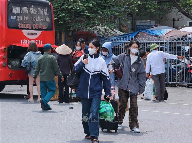 Người dân 'tay xách, nách mang' trở lại sau kỳ nghỉ lễ, các cửa ngõ Thủ đô đang dần ùn tắc - ảnh 9