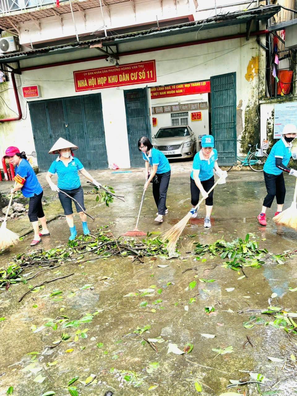 Cán bộ, hội viên phụ nữ 579 xã, phường, thị trấn TP Hà Nội tham gia khắc phục hậu quả sau bão số 3 - ảnh 4