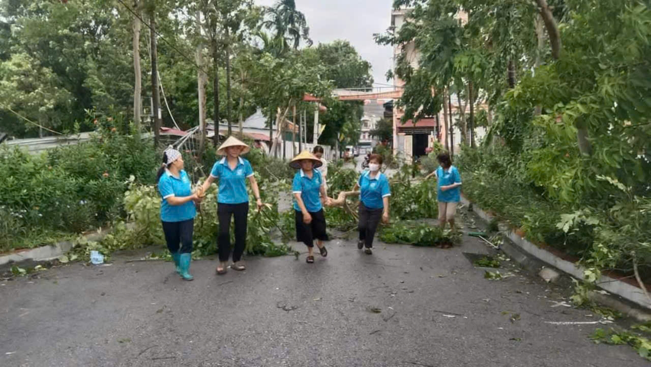 Cán bộ, hội viên phụ nữ 579 xã, phường, thị trấn TP Hà Nội tham gia khắc phục hậu quả sau bão số 3 - ảnh 1