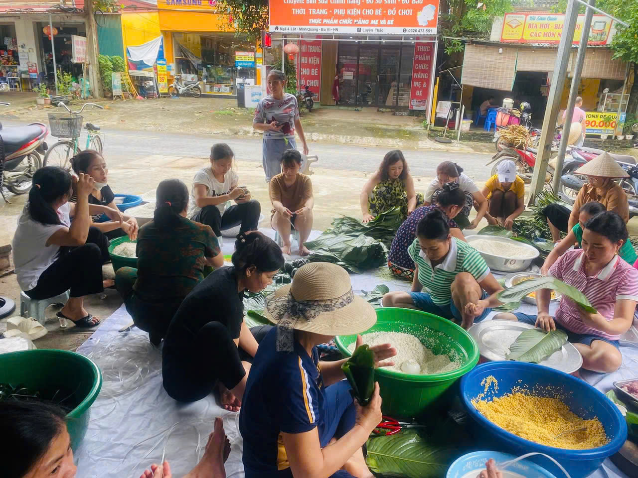 Hội LHPN huyện Ba Vì hỗ trợ người dân di chuyển gia súc, gia cầm tránh lũ - ảnh 5