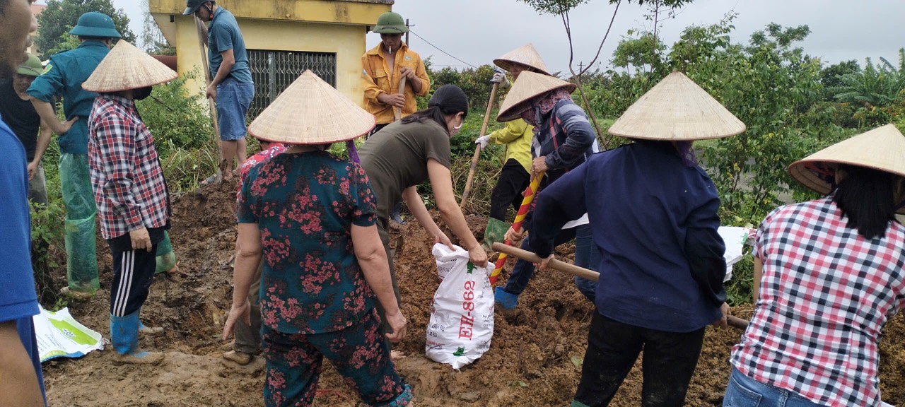 Phụ nữ Thủ đô trắng đêm cùng các lực lượng hộ đê chống lũ - ảnh 4