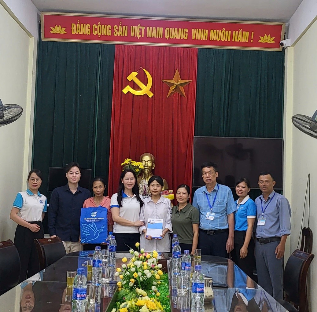 “Mẹ đỡ đầu” thăm và trao kinh phí đỡ đầu cho 2 trẻ mồ côi tại huyện Chương Mỹ và Ứng Hòa - ảnh 2