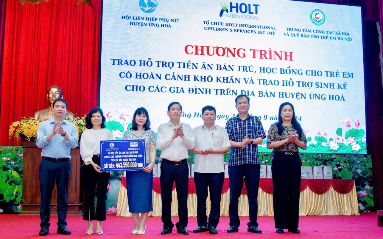 Huyện Ứng Hòa: Trao hỗ trợ tiền ăn bán trú, học bổng, sinh kế cho 212 trẻ em có hoàn cảnh khó khăn - ảnh 1