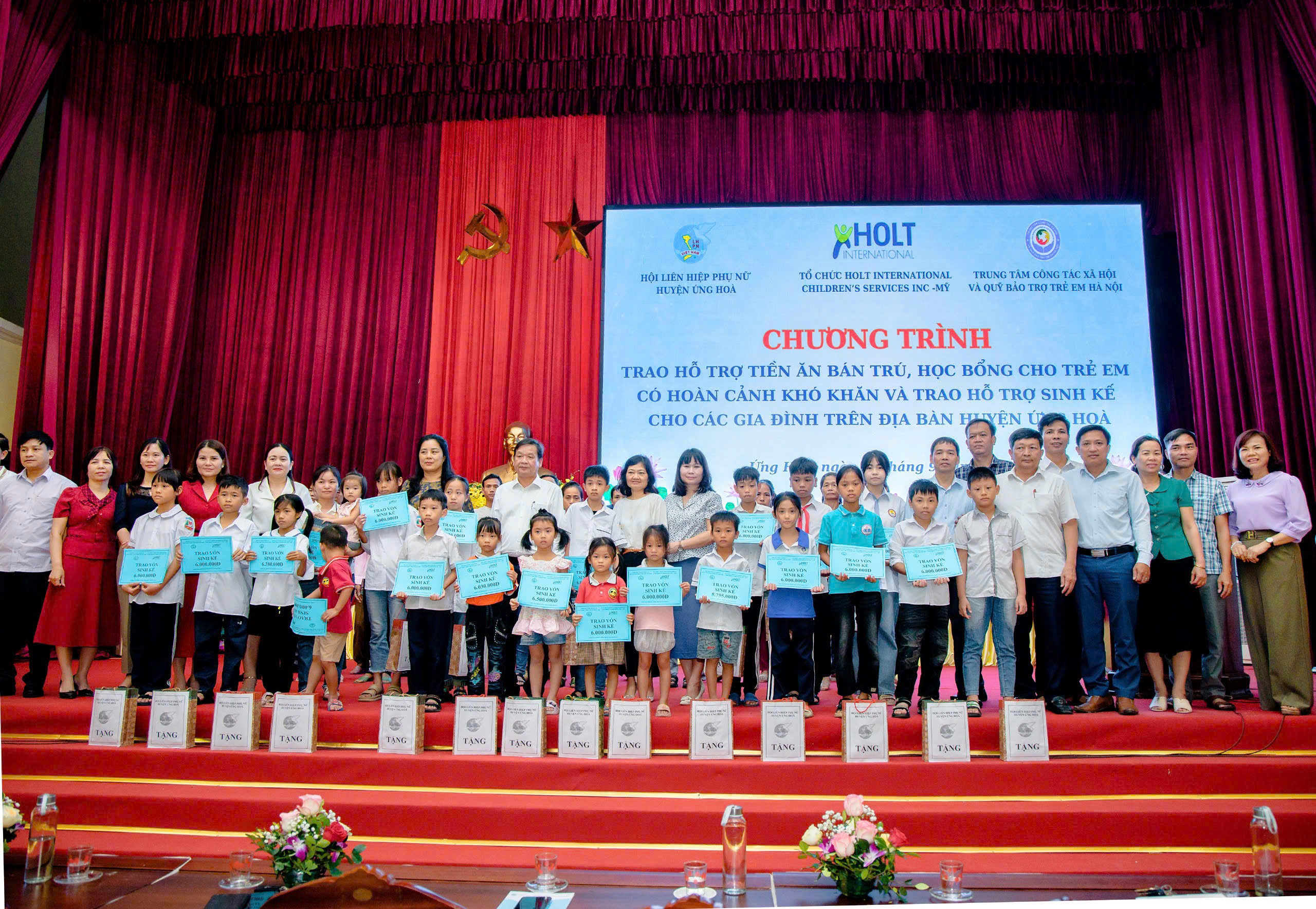 Huyện Ứng Hòa: Trao hỗ trợ tiền ăn bán trú, học bổng, sinh kế cho 212 trẻ em có hoàn cảnh khó khăn - ảnh 2