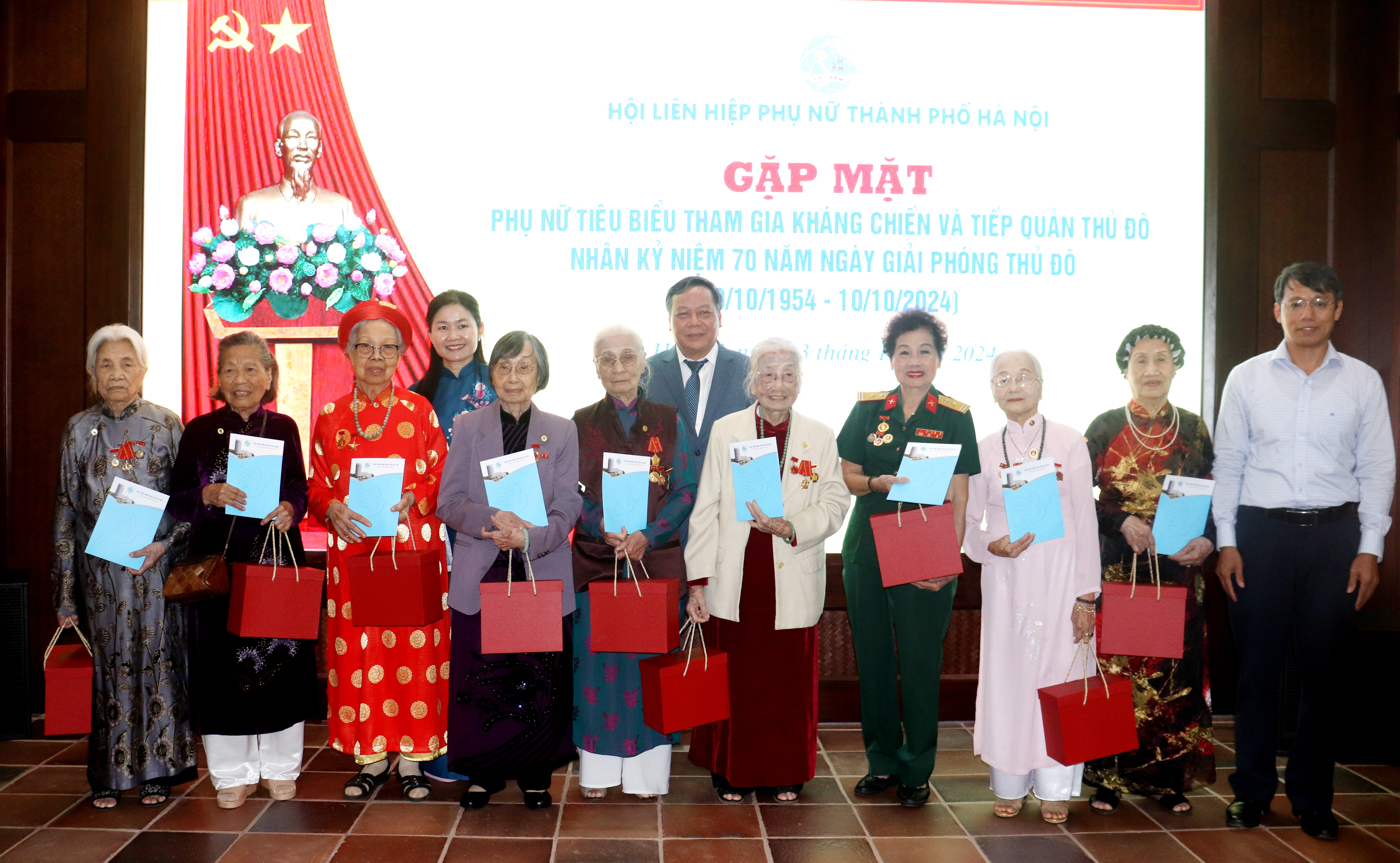 Tự hào và biết ơn những đóng góp của phụ nữ tham gia kháng chiến và tiếp quản Thủ đô - ảnh 2