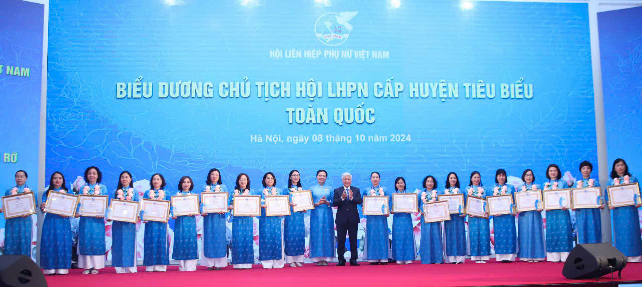Hội LHPN Việt Nam trao giải thưởng Nguyễn Thị Định lần thứ Nhất cho 30 cán bộ Hội - ảnh 4