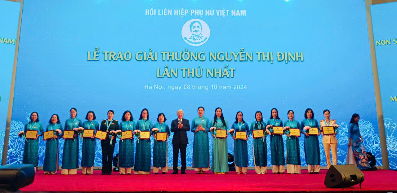 Hội LHPN Việt Nam trao giải thưởng Nguyễn Thị Định lần thứ Nhất cho 30 cán bộ Hội - ảnh 3