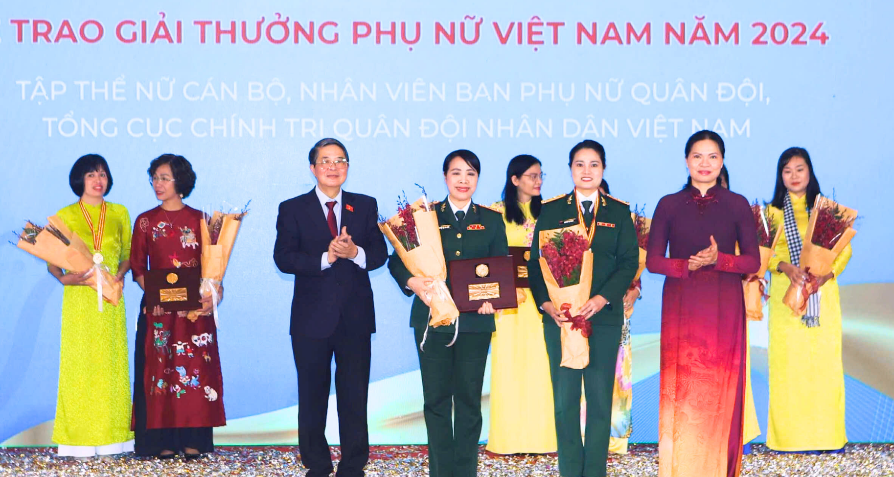Giải thưởng Phụ nữ Việt Nam được trao cho 4 tập thể và 11 cá nhân có thành tích xuất sắc - ảnh 2