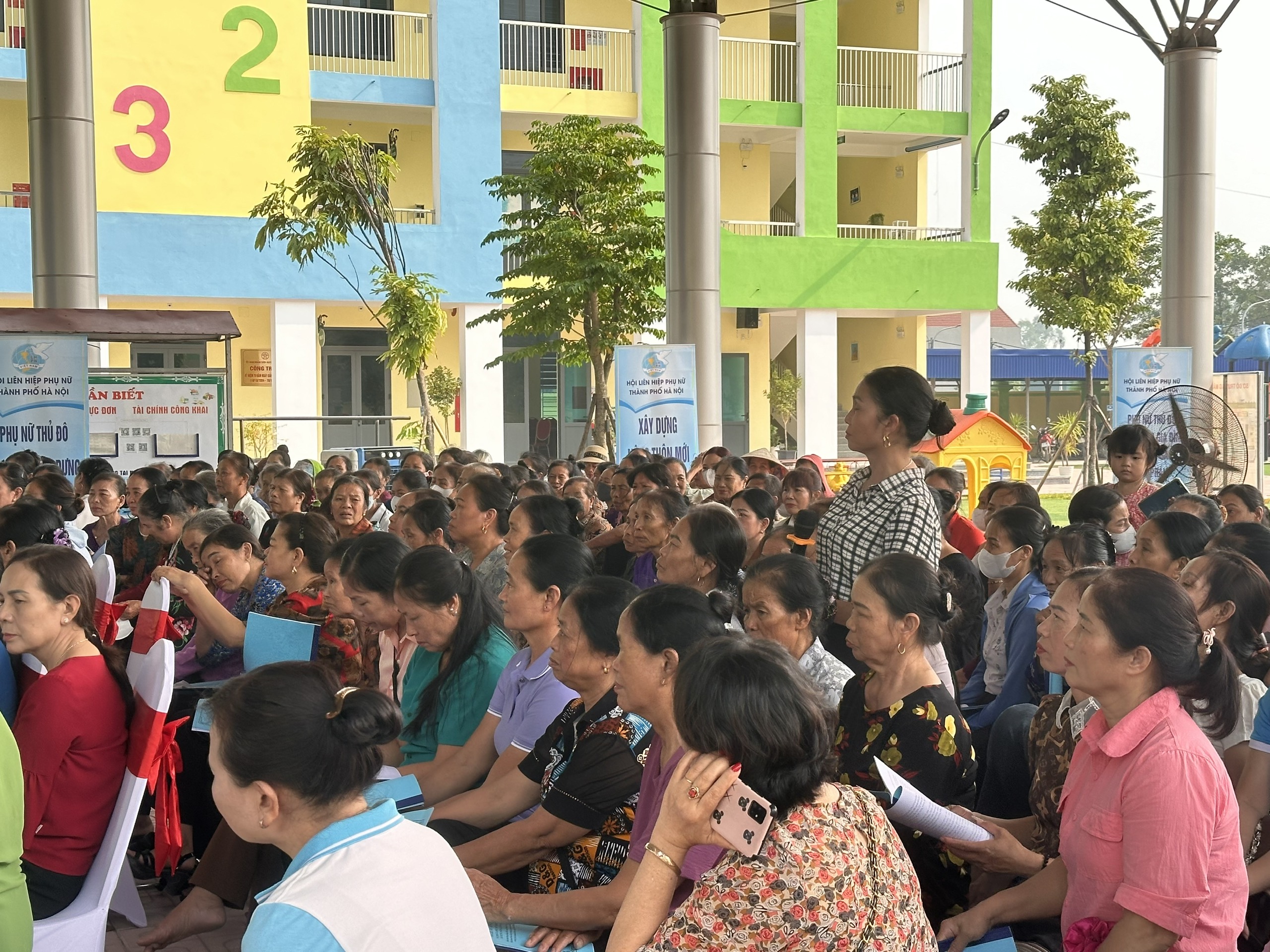 Phụ nữ tích cực tham gia xây dựng nông thôn mới - ảnh 5