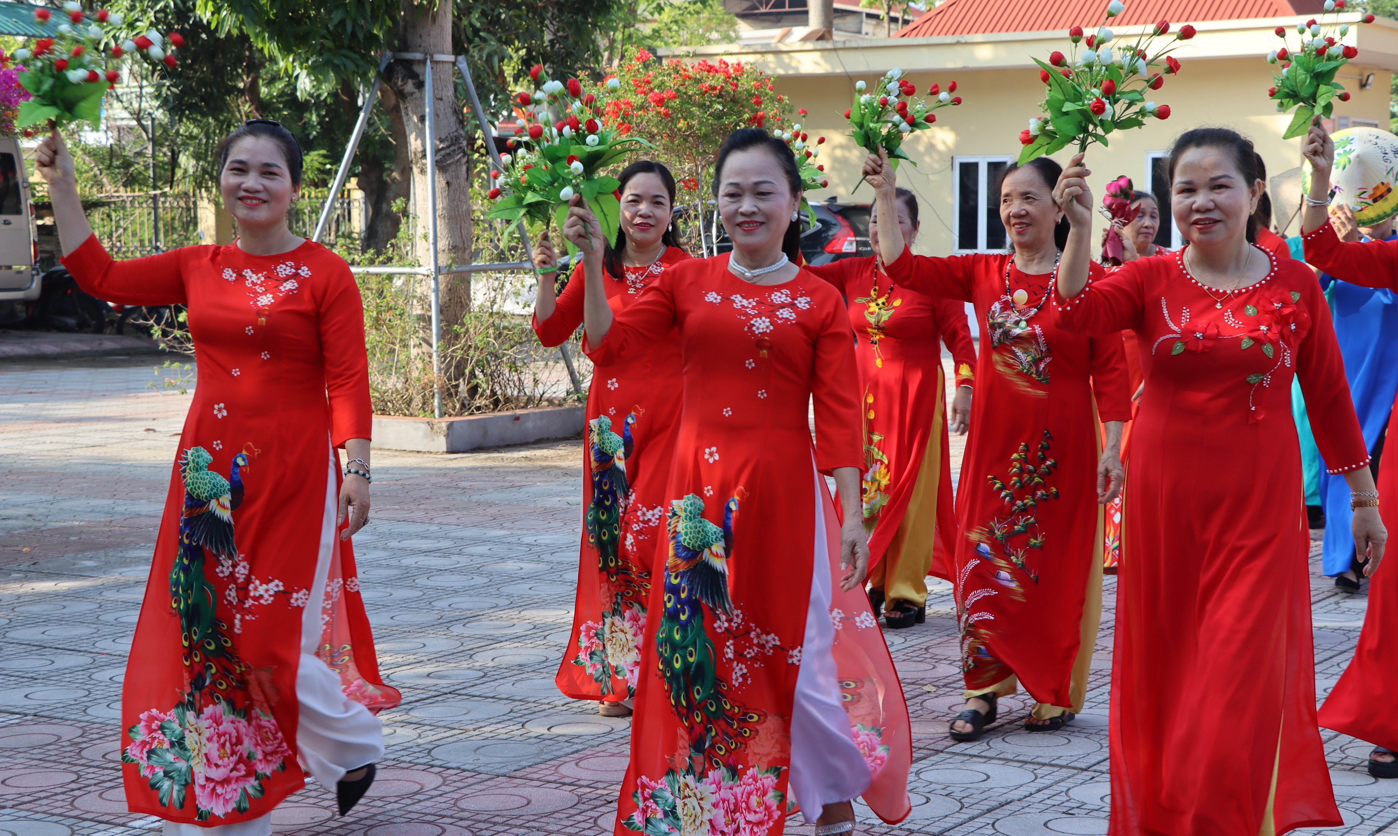 Huyện Gia Lâm: Phụ nữ tại địa bàn 22 xã, thị trấn tham gia đồng diễn dân vũ với áo dài - ảnh 11