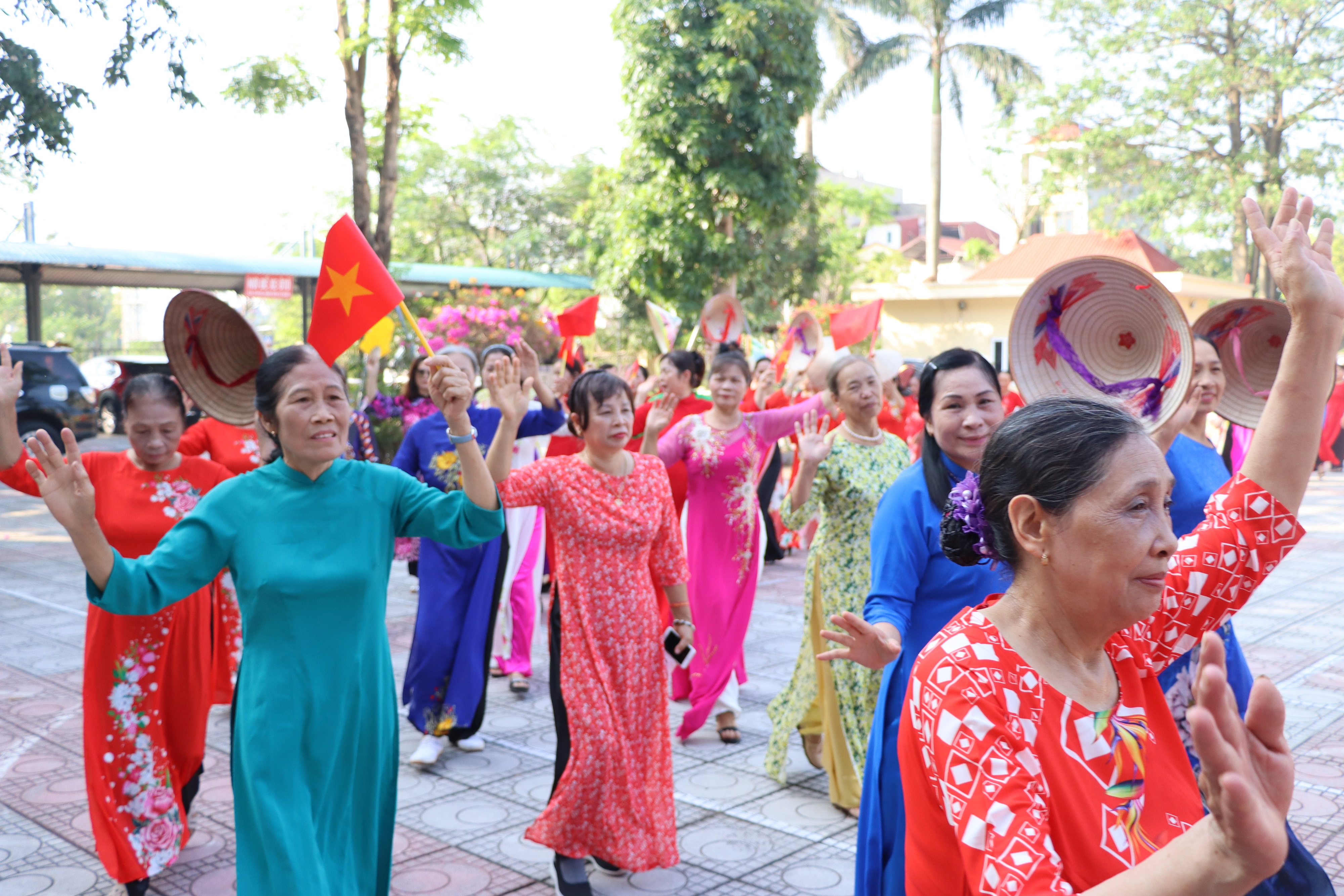 Huyện Gia Lâm: Phụ nữ tại địa bàn 22 xã, thị trấn tham gia đồng diễn dân vũ với áo dài - ảnh 5
