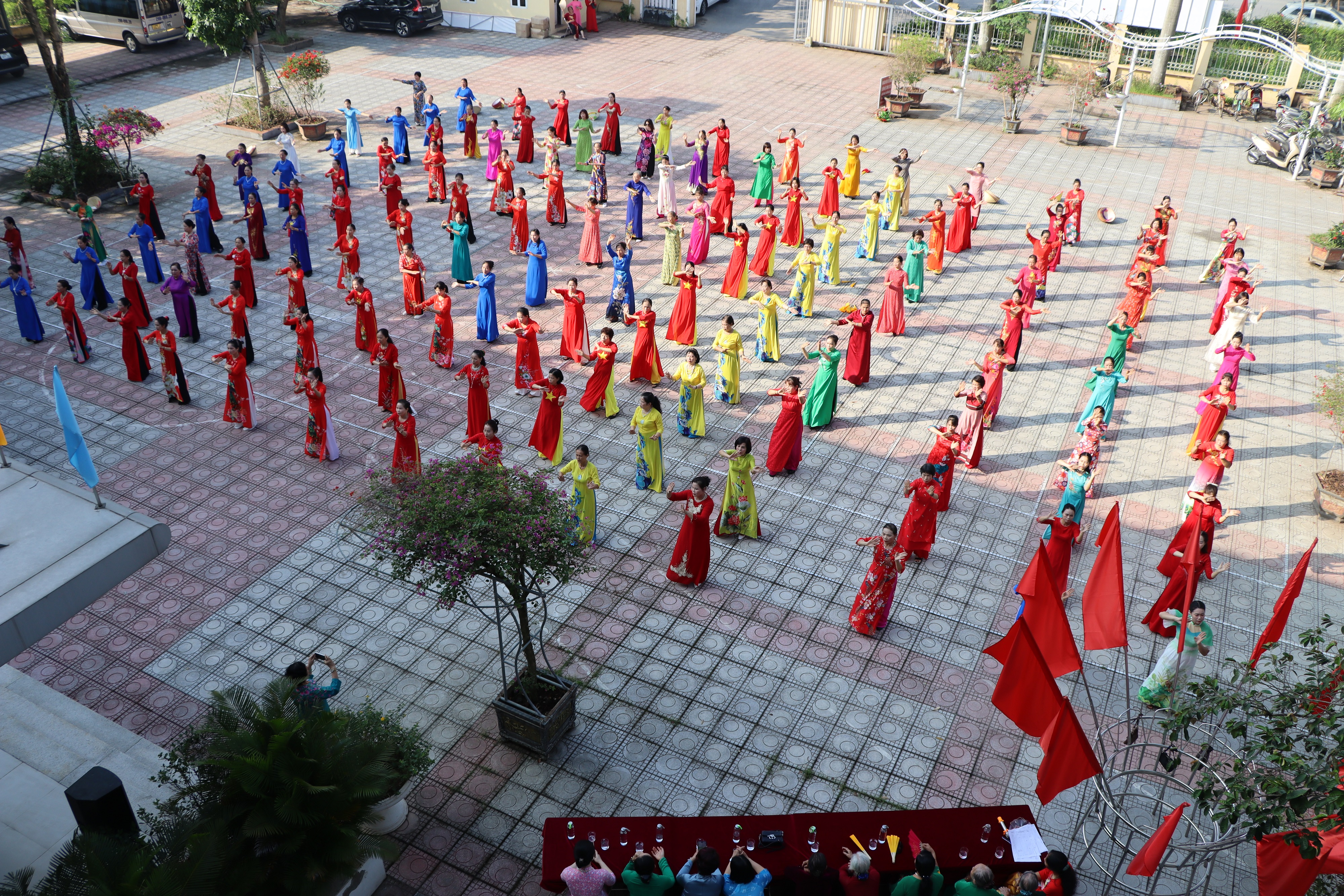 Huyện Gia Lâm: Phụ nữ tại địa bàn 22 xã, thị trấn tham gia đồng diễn dân vũ với áo dài - ảnh 2