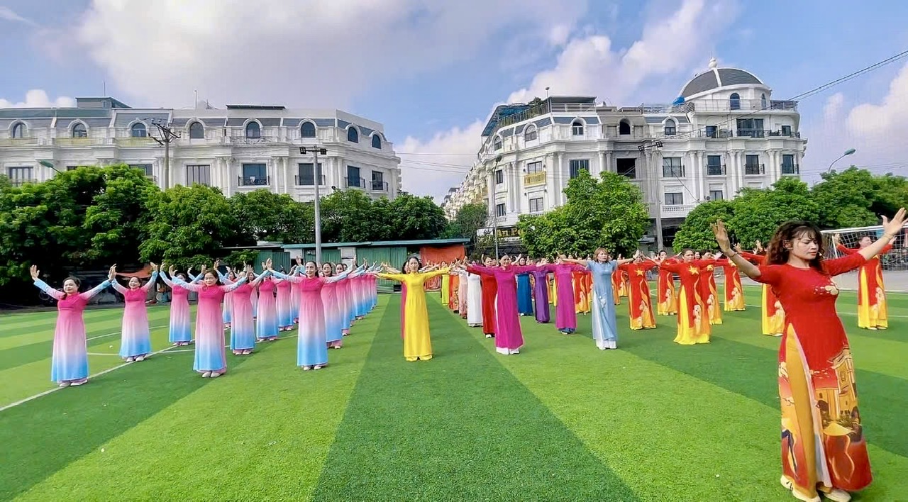 Huyện Gia Lâm: Phụ nữ tại địa bàn 22 xã, thị trấn tham gia đồng diễn dân vũ với áo dài - ảnh 8