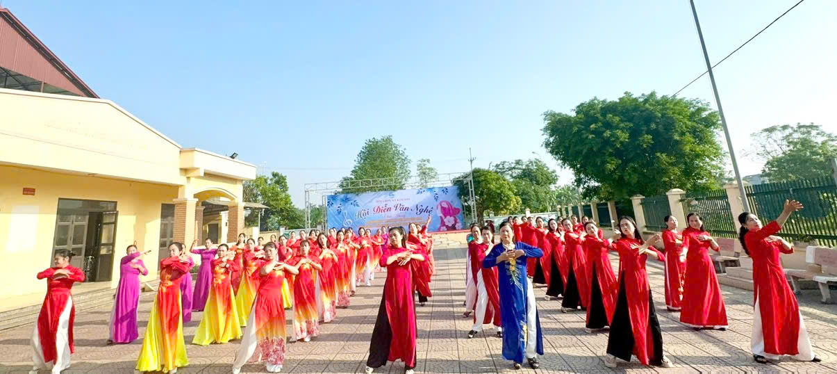 Huyện Gia Lâm: Phụ nữ tại địa bàn 22 xã, thị trấn tham gia đồng diễn dân vũ với áo dài - ảnh 9
