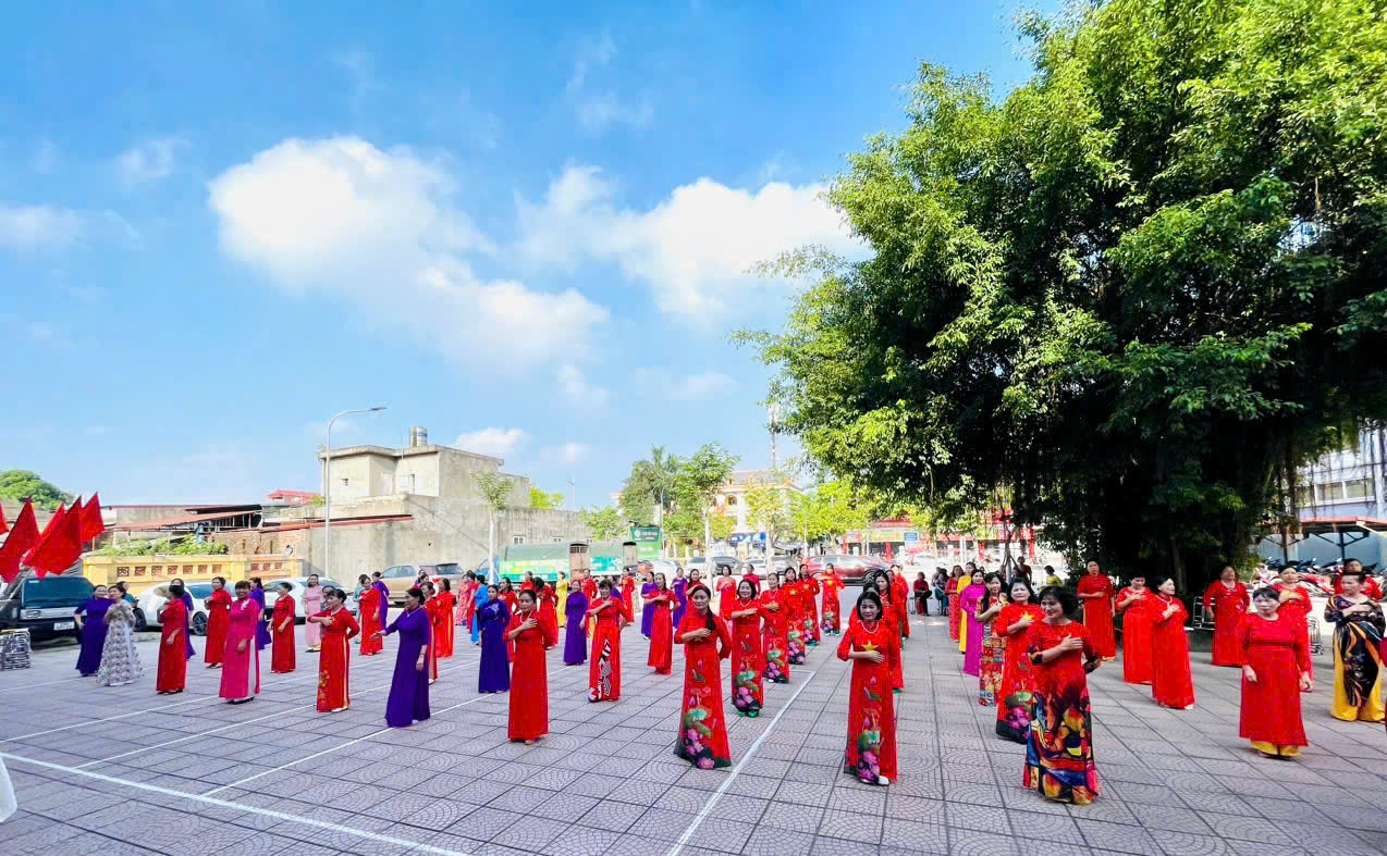 Huyện Gia Lâm: Phụ nữ tại địa bàn 22 xã, thị trấn tham gia đồng diễn dân vũ với áo dài - ảnh 10