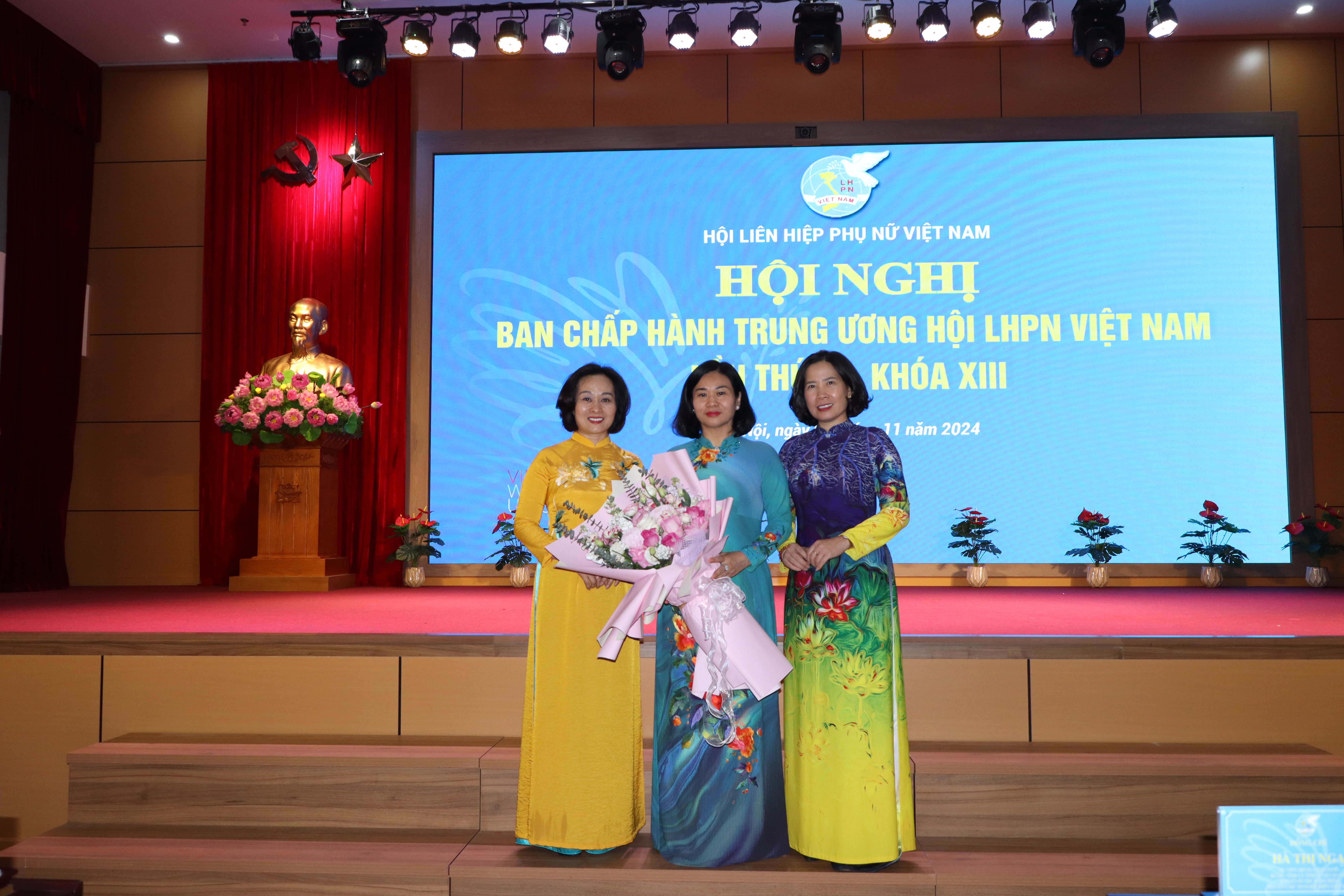 Đồng chí Nguyễn Thị Tuyến được bầu làm Chủ tịch Trung ương Hội LHPN Việt Nam - ảnh 7