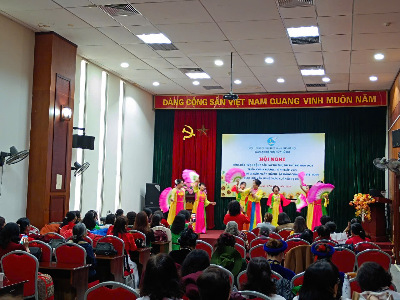 CLB Phụ nữ Thủ đô đổi mới nội dung hoạt động, phát huy truyền thống tốt đẹp của phụ nữ Việt Nam - ảnh 10