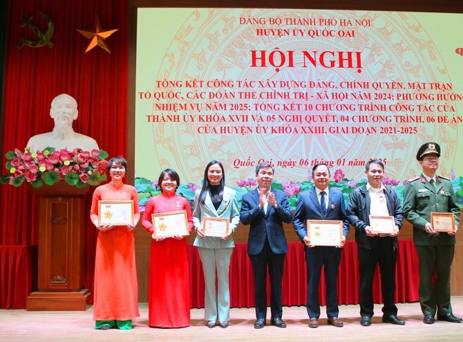 Huyện Quốc Oai: Khen thưởng các tập thể và cá nhân vì có thành tích trong công tác xây dựng Đảng - ảnh 2