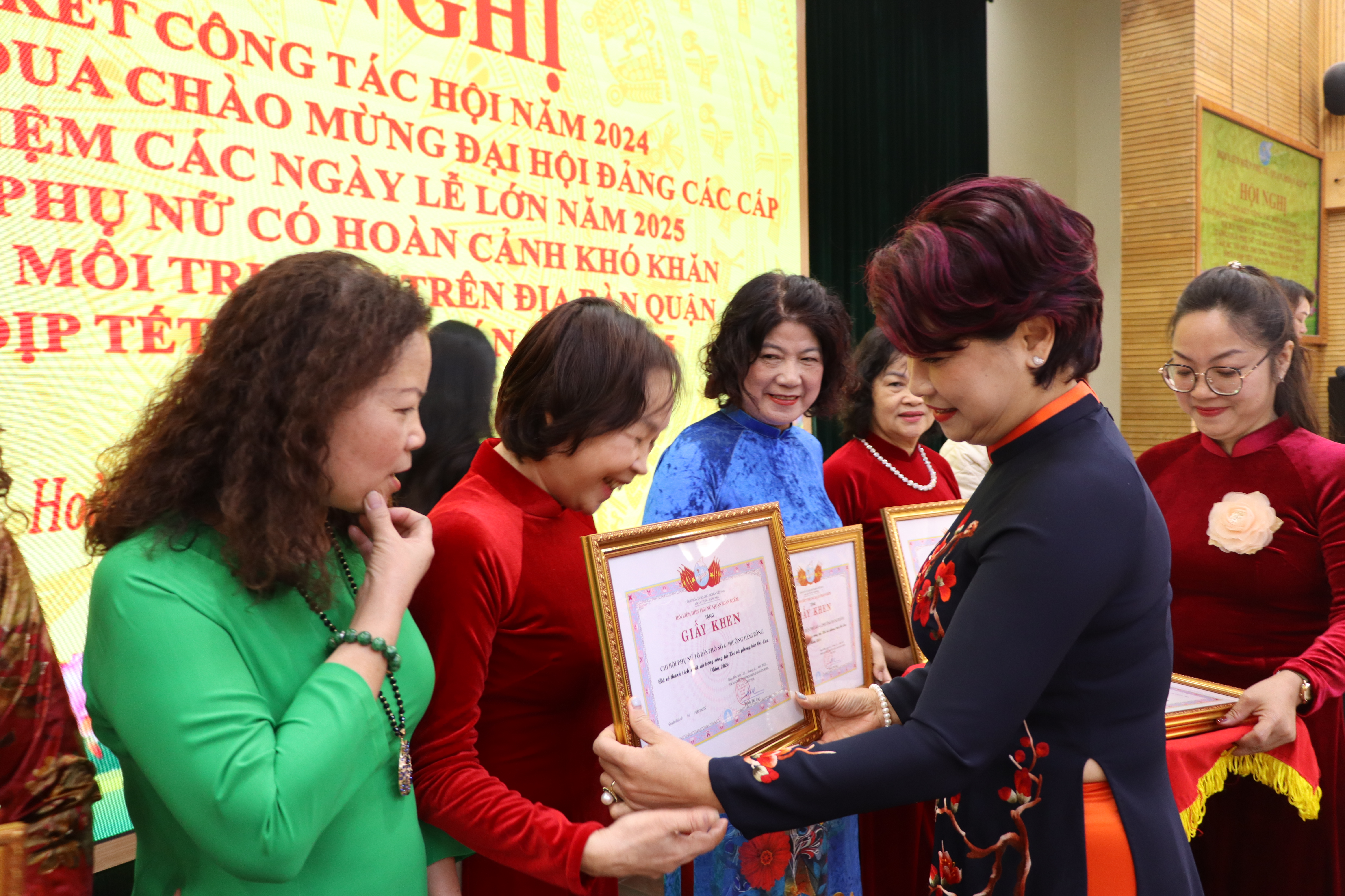 Hội LHPN quận Hoàn Kiếm: 10 dấu ấn/hoạt động nổi bật trong công tác Hội năm 2024 - ảnh 7