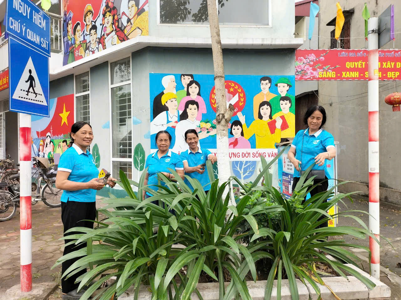 Bà tổ trưởng dân phố gương mẫu luôn “nói đi đôi với làm“ - ảnh 3