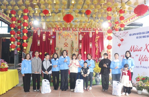 Hội LHPN huyện Gia Lâm tổ chức chương trình Mùa xuân “nhân” yêu thương tặng quà trẻ mồ côi nhân dịp Tết - ảnh 1