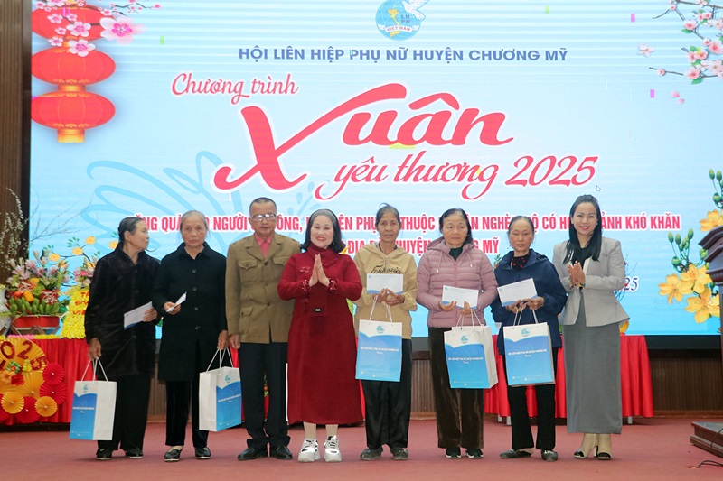 Hội LHPN huyện Chương Mỹ trao quà Tết cho phụ nữ có hoàn cảnh khó khăn nhân dịp Tết Nguyên đán - ảnh 1