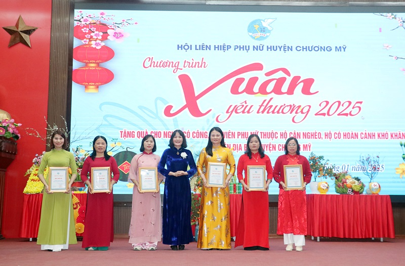 Hội LHPN huyện Chương Mỹ trao quà Tết cho phụ nữ có hoàn cảnh khó khăn nhân dịp Tết Nguyên đán - ảnh 3