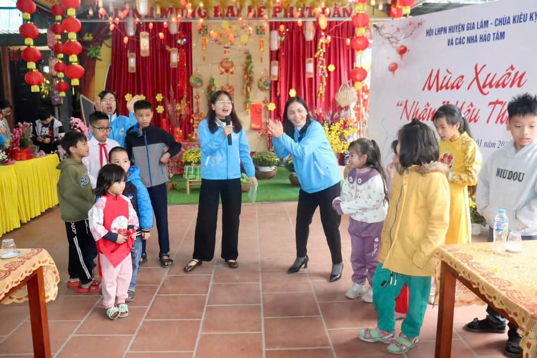 Hội LHPN huyện Gia Lâm tổ chức chương trình Mùa xuân “nhân” yêu thương tặng quà trẻ mồ côi nhân dịp Tết - ảnh 3