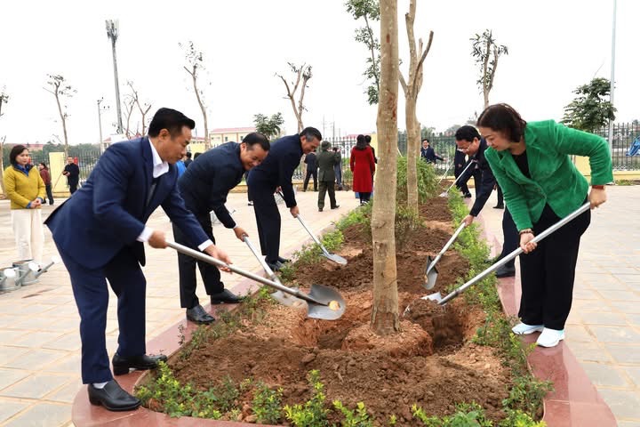 Huyện Sóc Sơn và  huyện Ba Vì: Thực hiện chương trình “Trồng một tỷ cây xanh” - ảnh 1