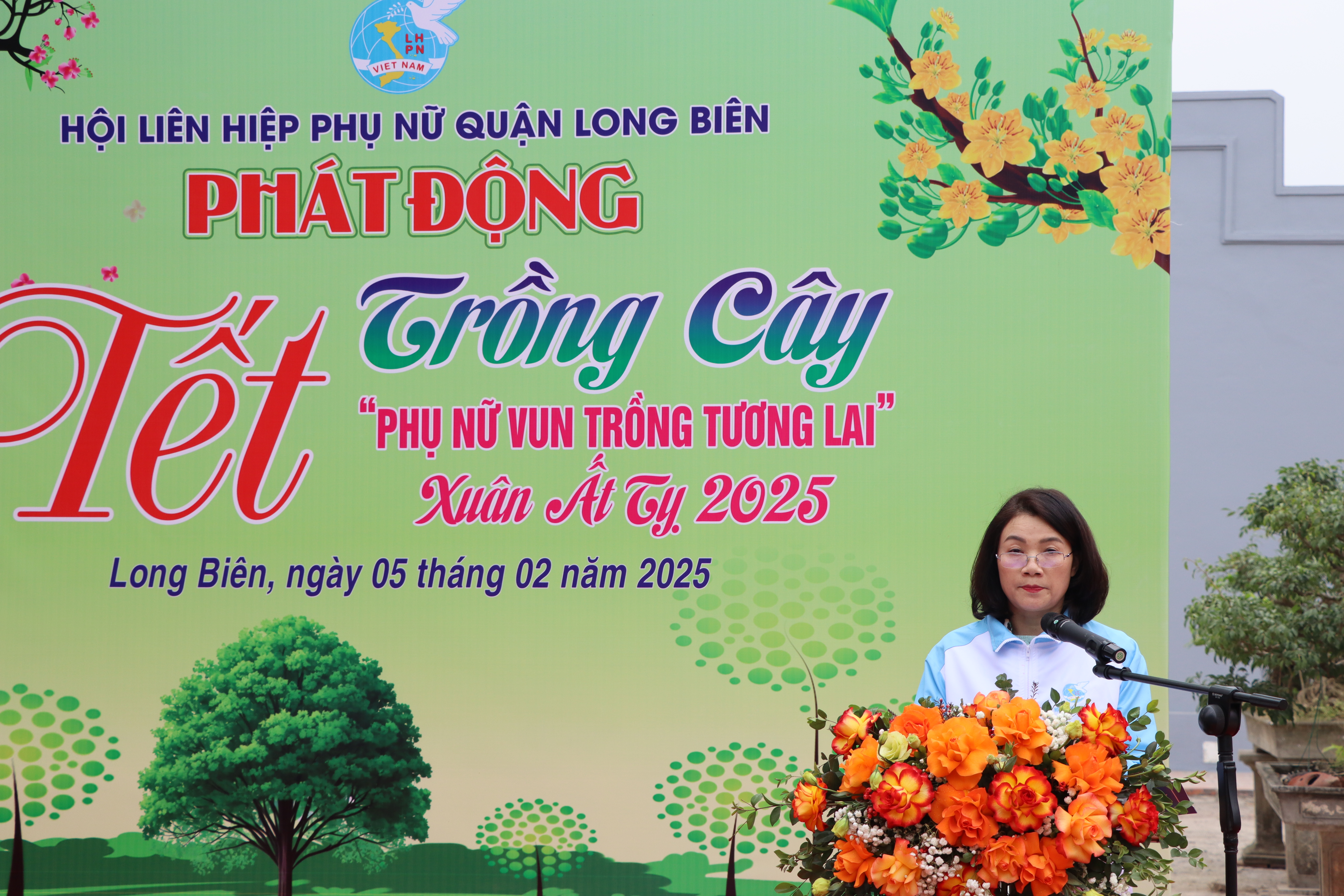 Chủ tịch Hội LHPN Hà Nội Lê Kim Anh dự phát động Tết trồng cây tại quận Long Biên - ảnh 3