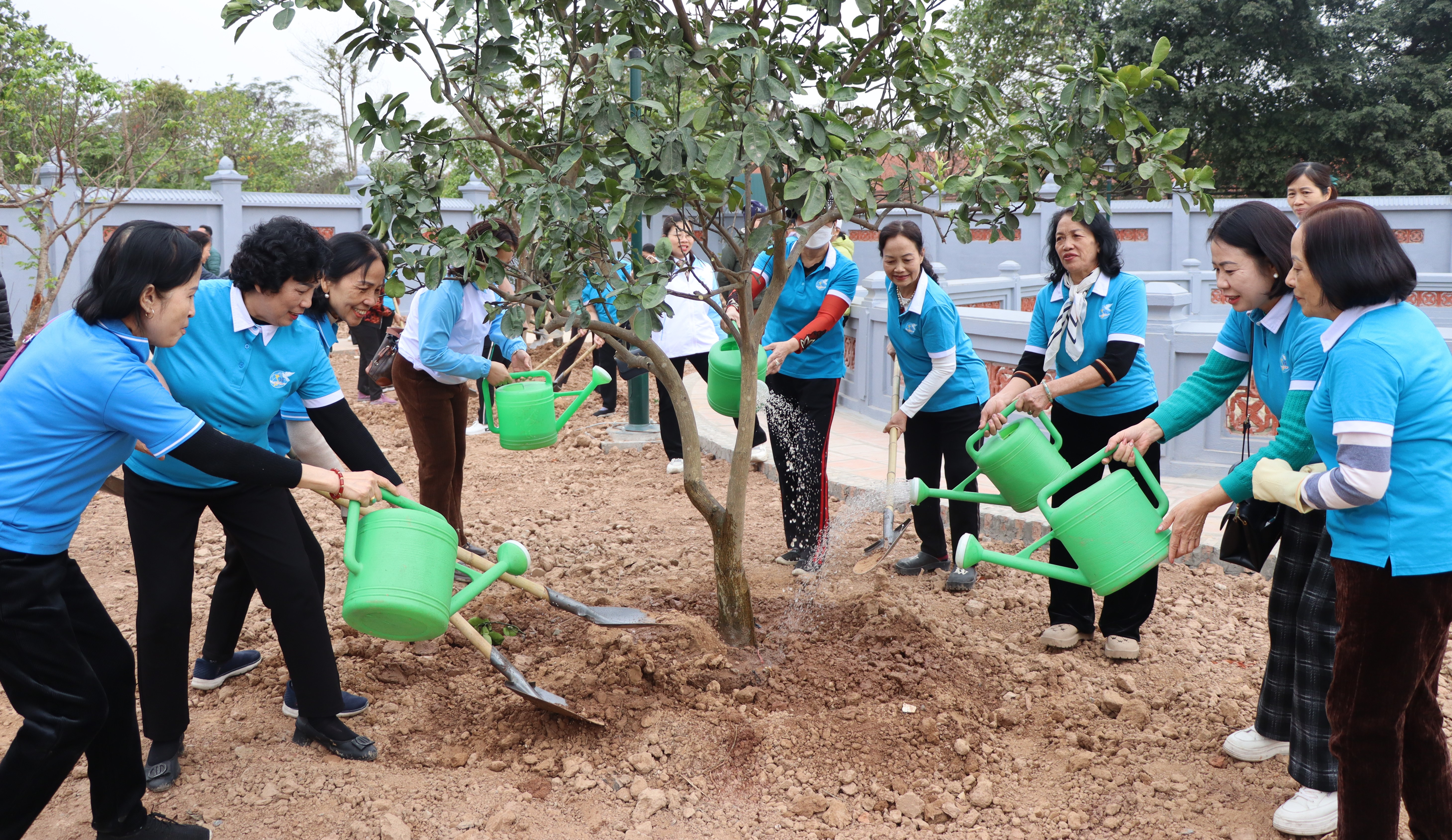 Chủ tịch Hội LHPN Hà Nội Lê Kim Anh dự phát động Tết trồng cây tại quận Long Biên - ảnh 10