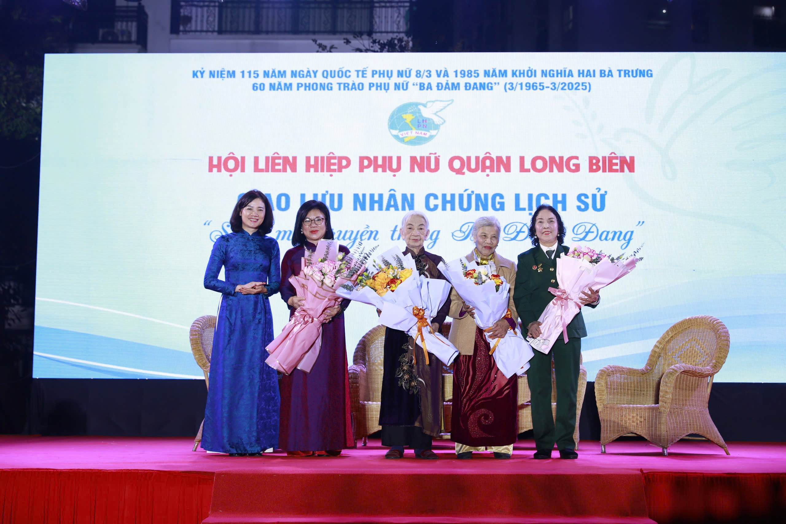 Hội LHPN quận Long Biên: Giao lưu nhân chứng lịch sử “Sáng mãi truyền thống phụ nữ Ba đảm đang” - ảnh 8
