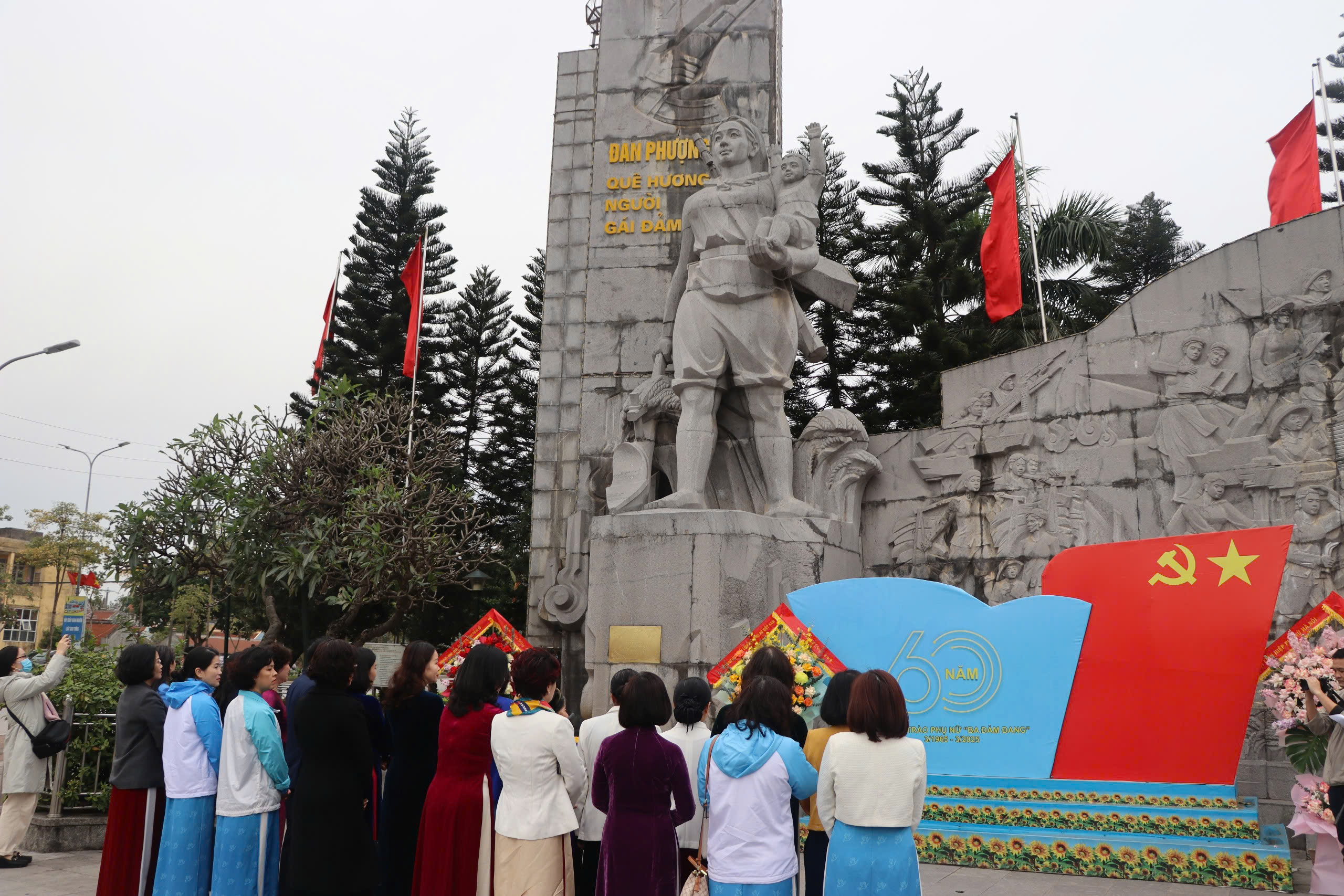 Hình ảnh đẹp của những nhân chứng lịch sử, những người trực tiếp tham gia phong trào phụ nữ “Ba đảm đang” - ảnh 1