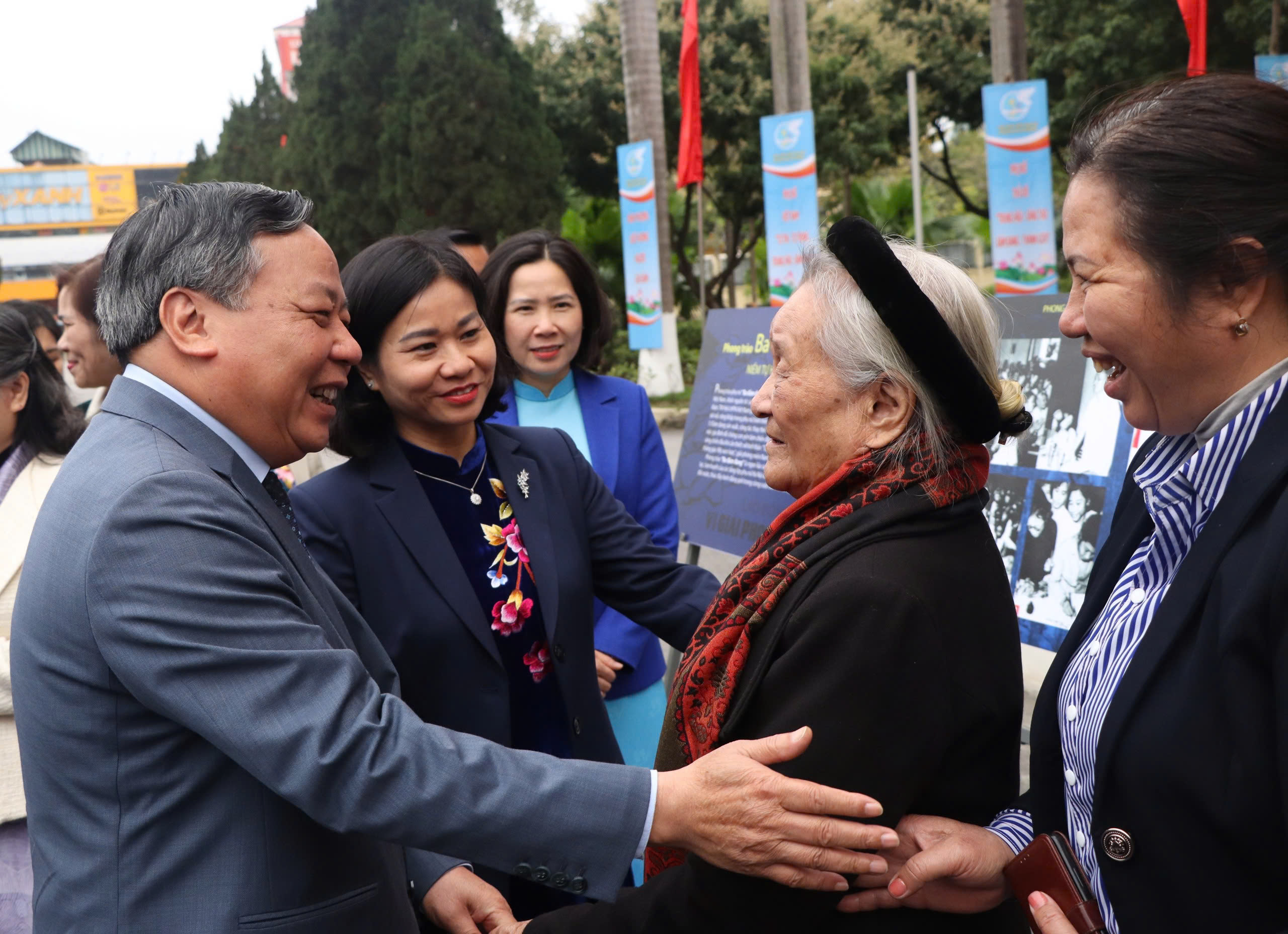 Hình ảnh đẹp của những nhân chứng lịch sử, những người trực tiếp tham gia phong trào phụ nữ “Ba đảm đang” - ảnh 4