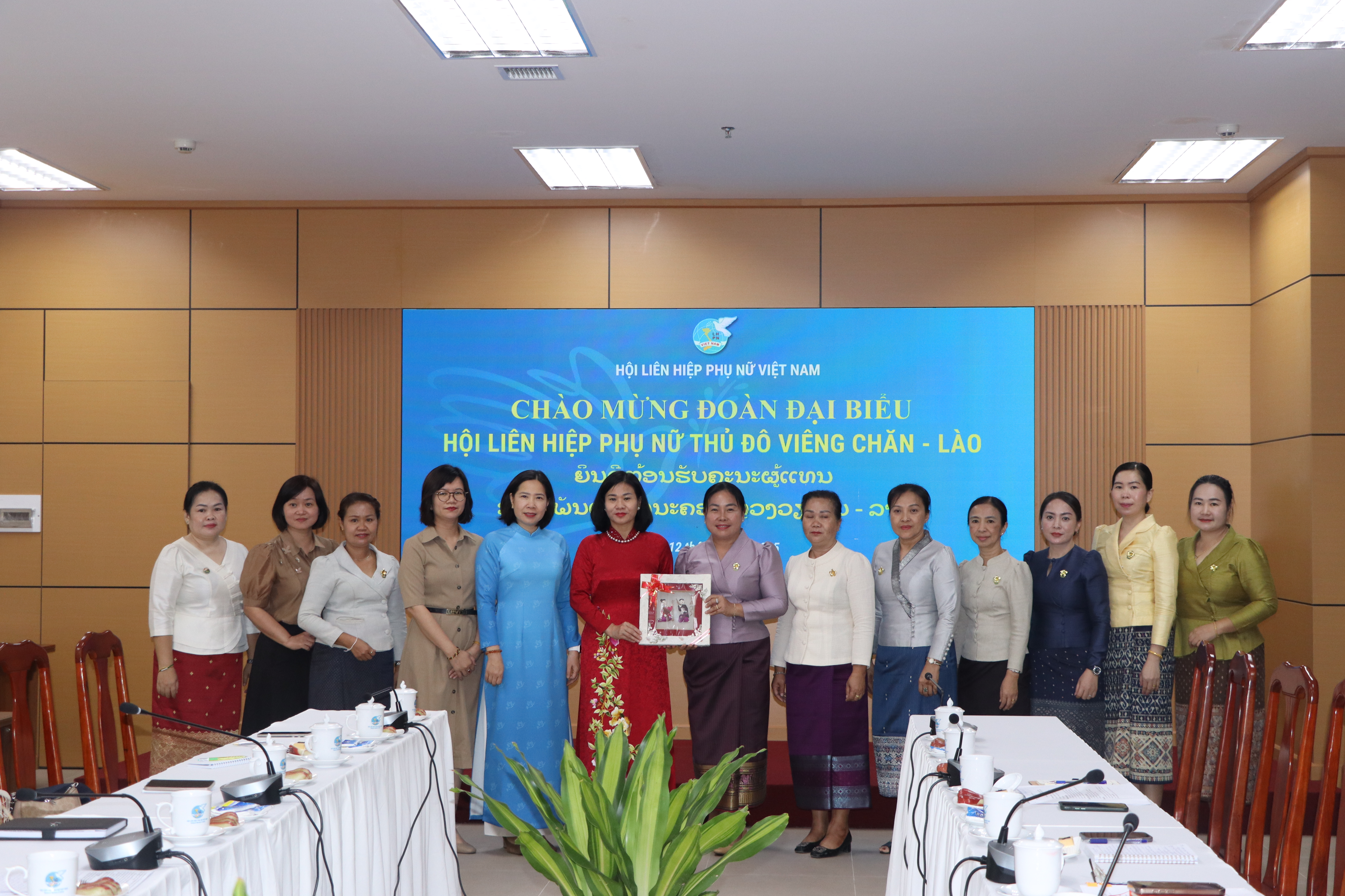 Hội LHPN Thủ đô Viêng Chăn (CHDCND Lào) đến thăm và làm việc tại Hà Nội - ảnh 3