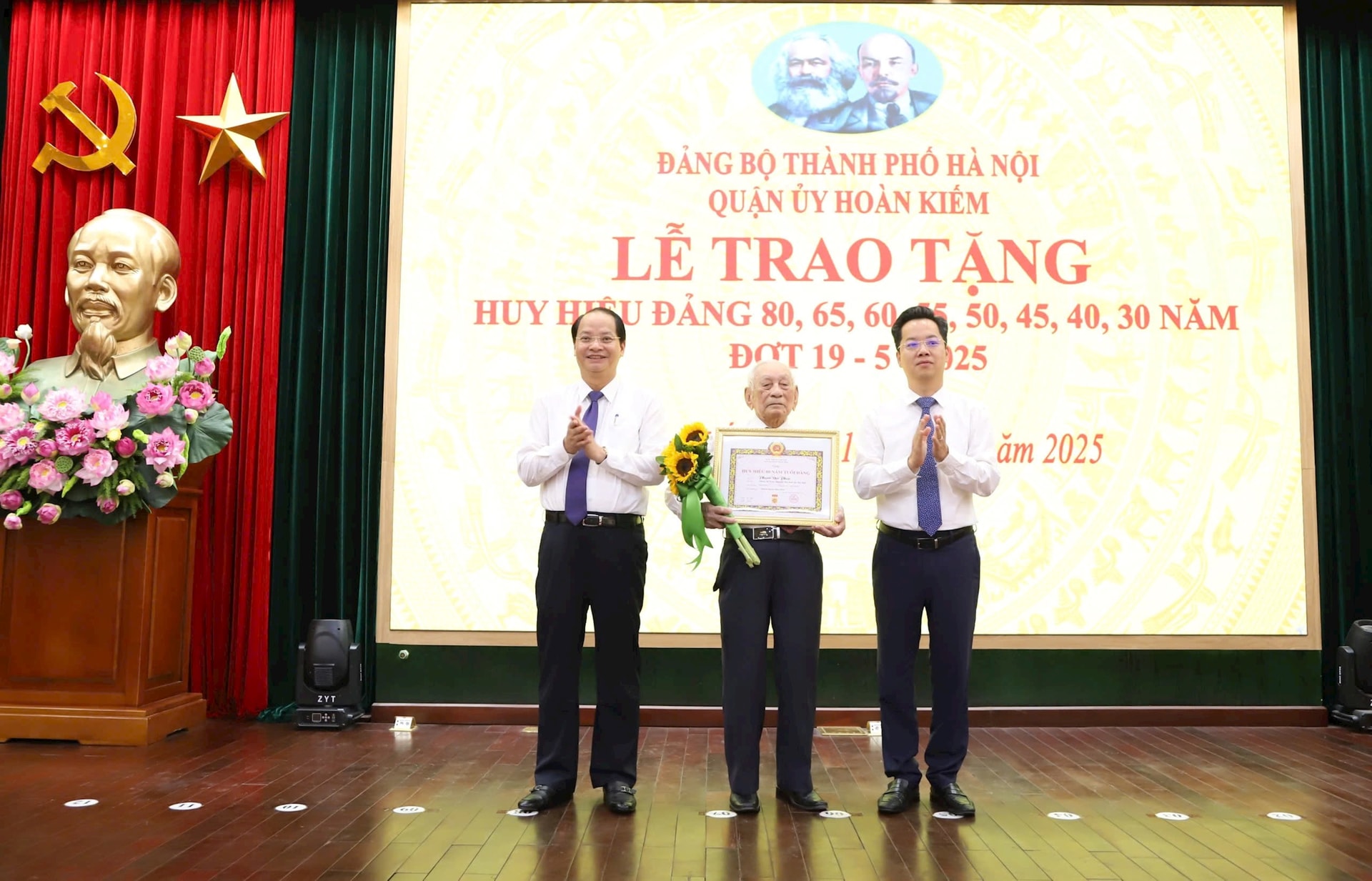Quận Hoàn Kiếm: Trao Huy hiệu Đảng cho 214 đảng viên nhân kỷ niệm Ngày sinh Chủ tịch Hồ Chí Minh 19/5 - ảnh 1
