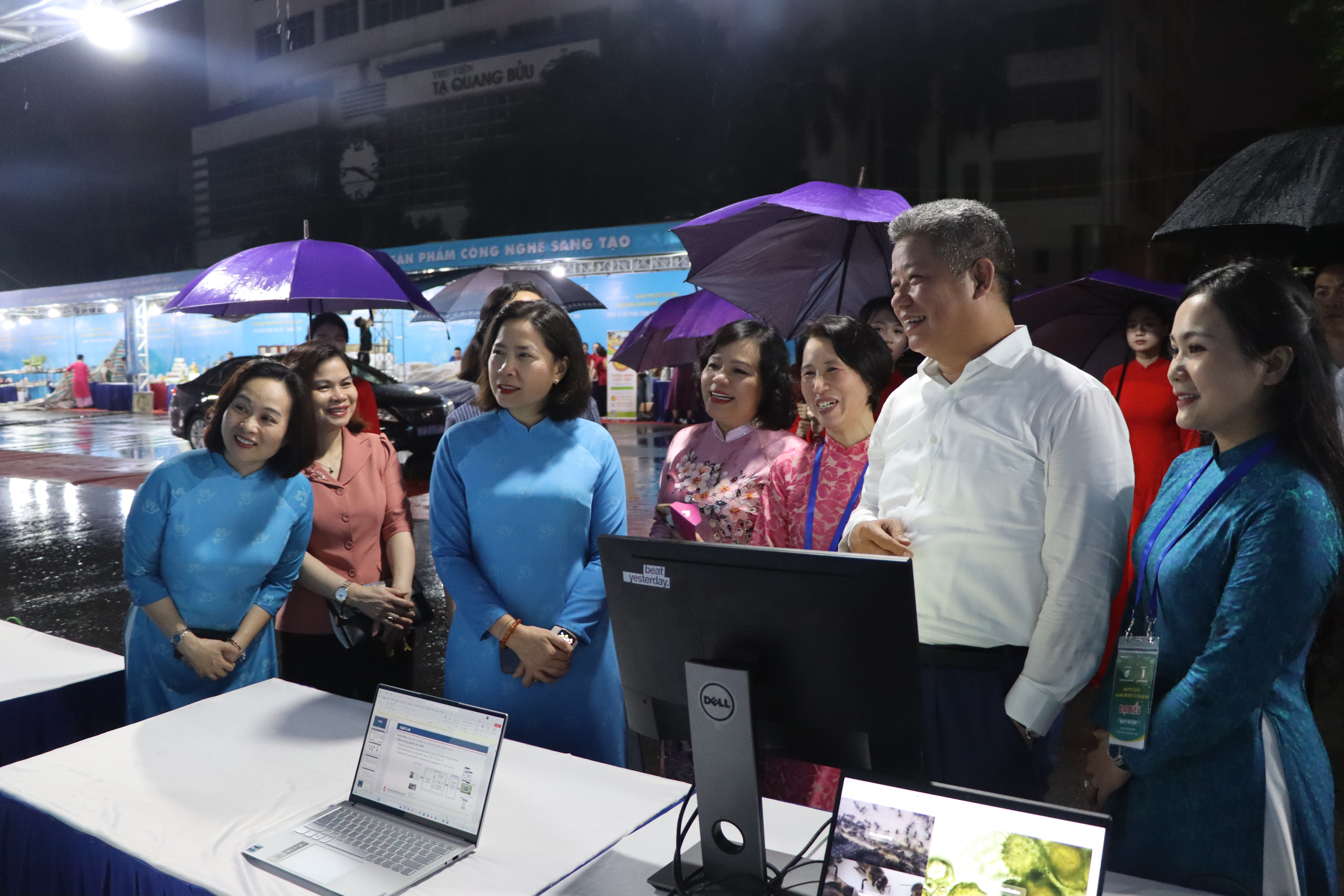 Khai mạc Ngày Phụ nữ Thủ đô ứng dụng công nghệ và đổi mới sáng tạo năm 2025 - ảnh 9