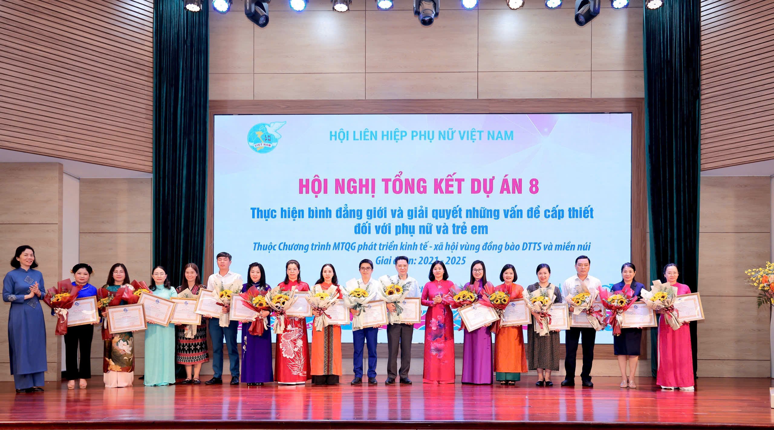 Biểu dương 20 tập thể và 10 cá nhân có thành tích tiêu biểu trong triển khai thực hiện Dự án 8 - ảnh 1