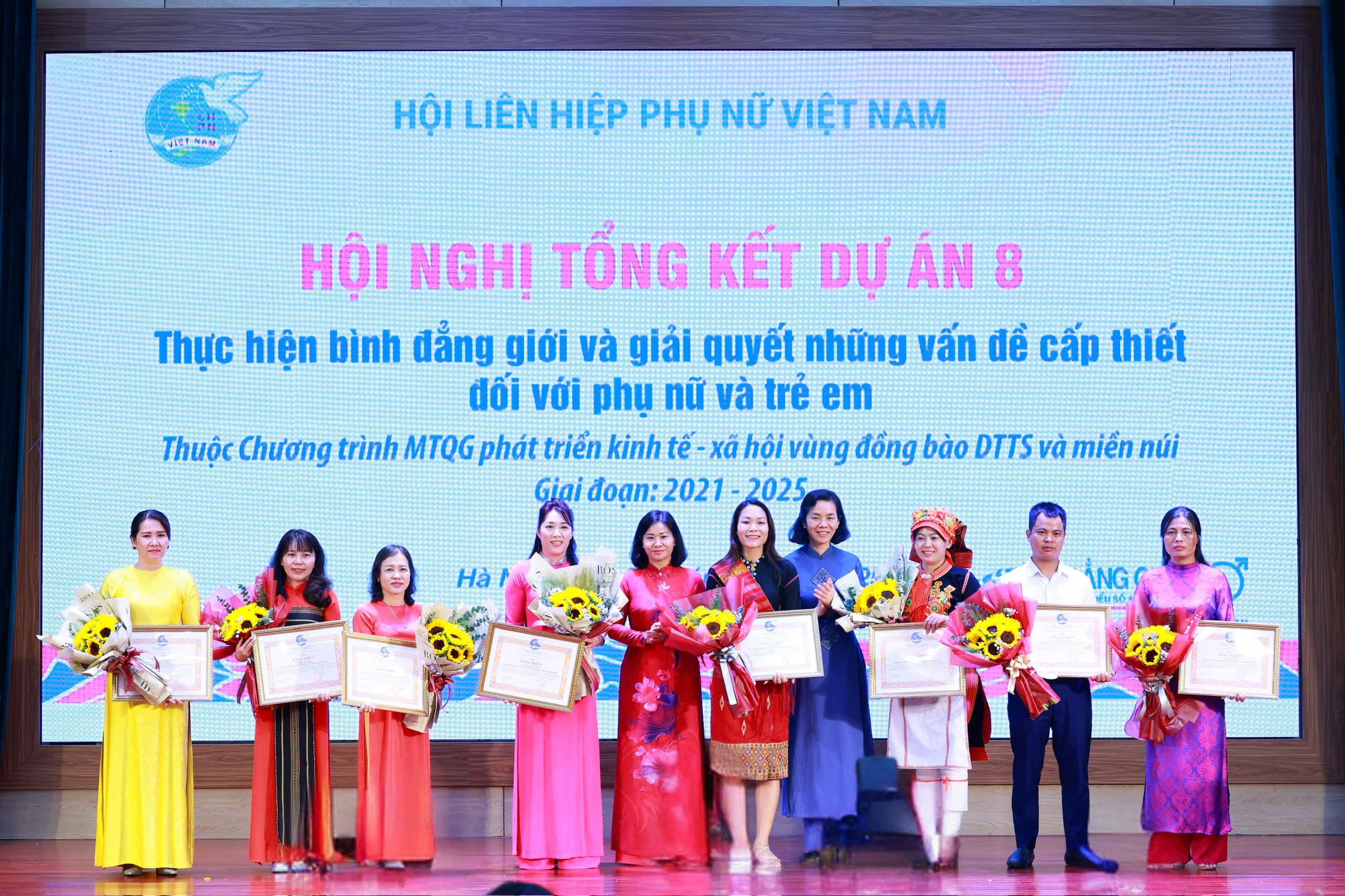 Biểu dương 20 tập thể và 10 cá nhân có thành tích tiêu biểu trong triển khai thực hiện Dự án 8 - ảnh 2