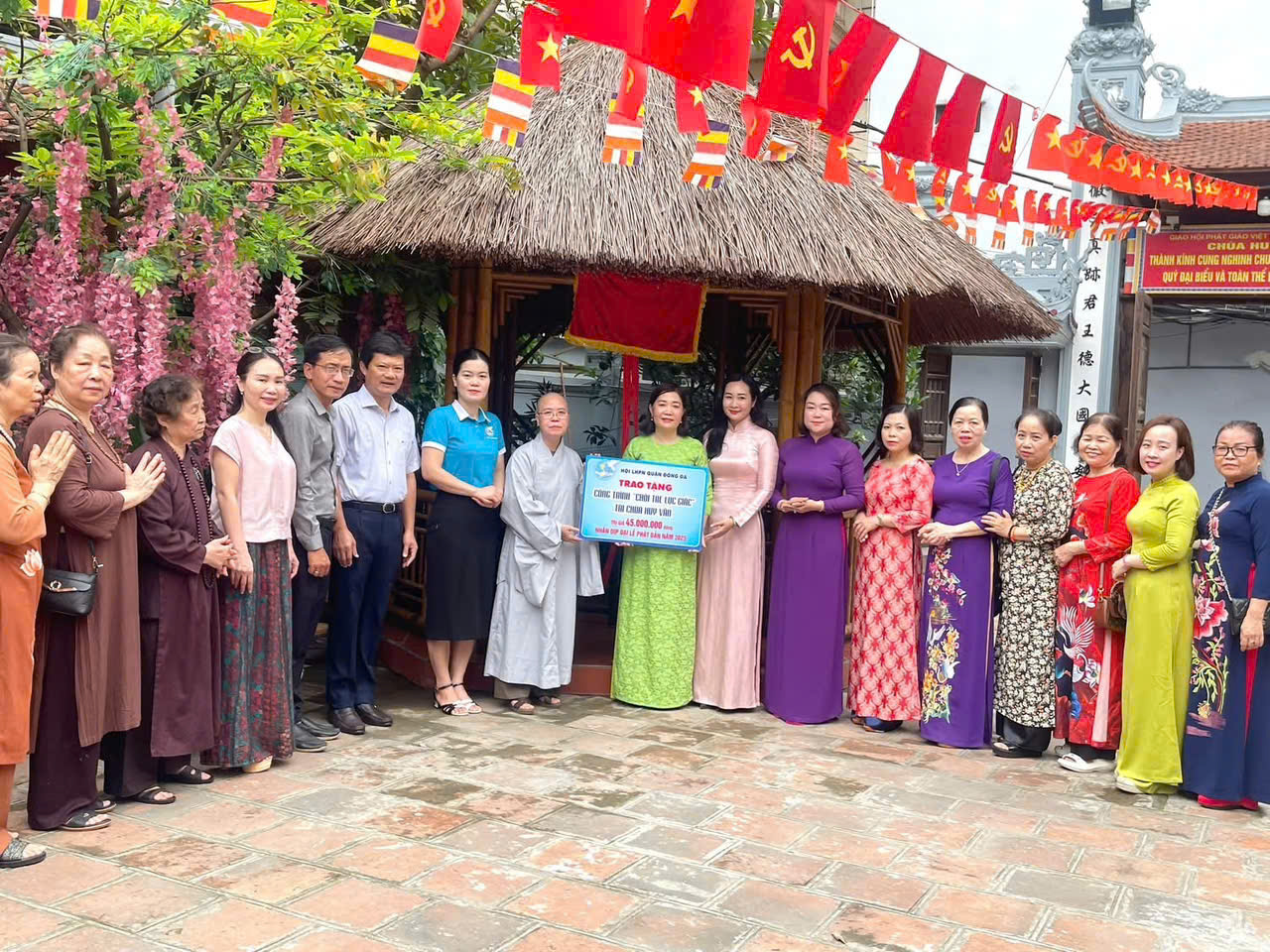 Hội LHPN quận Đống Đa: Bàn giao công trình “Chòi tre lục giác” chùa Huy Văn, phường Văn Chương - ảnh 1