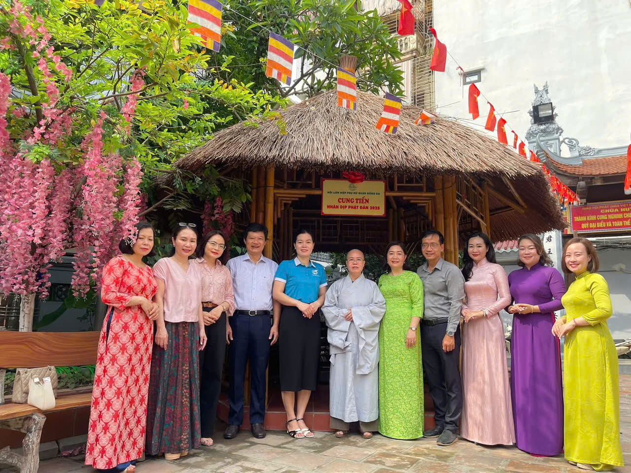 Hội LHPN quận Đống Đa: Bàn giao công trình “Chòi tre lục giác” chùa Huy Văn, phường Văn Chương - ảnh 2