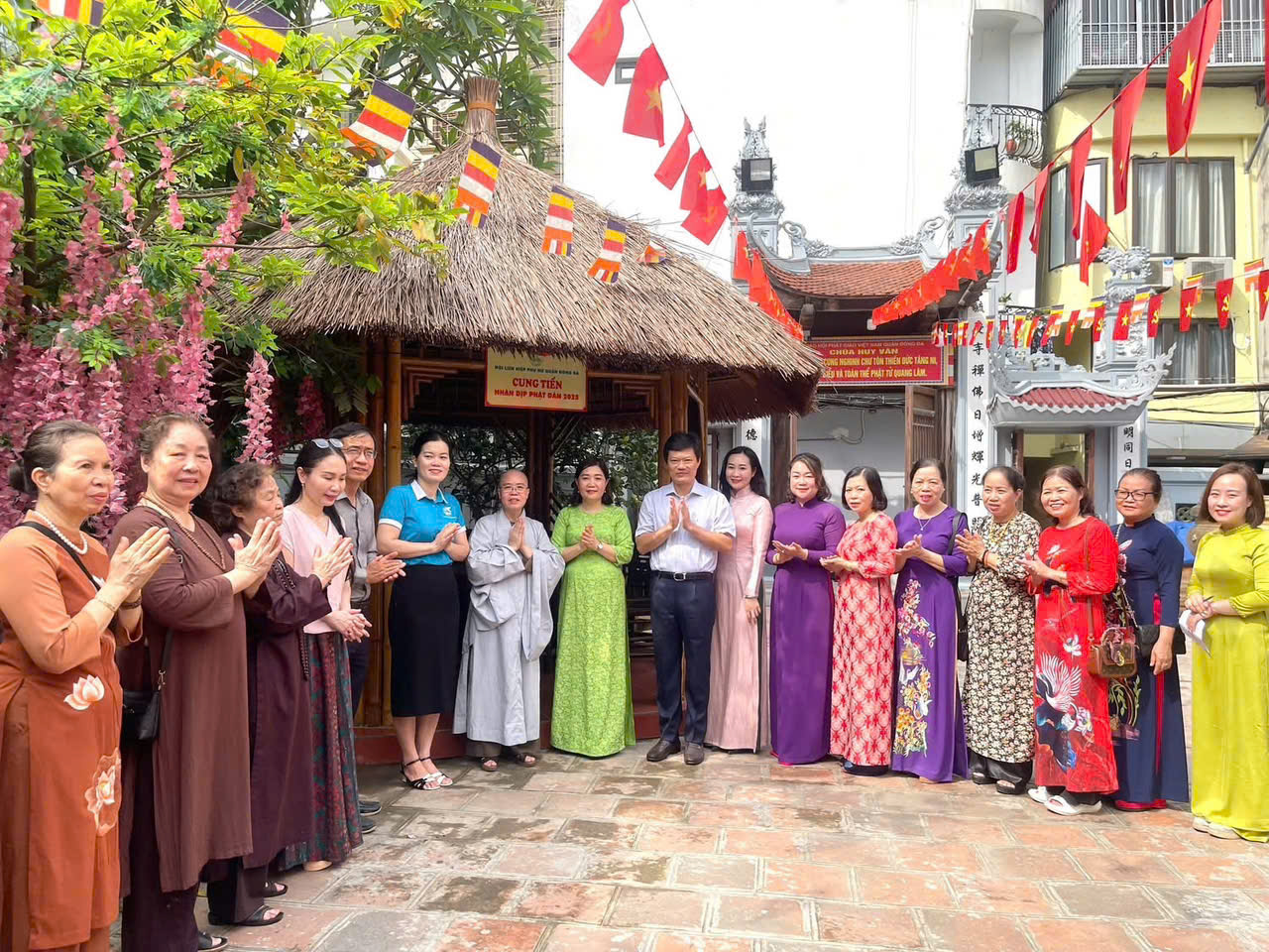 Hội LHPN quận Đống Đa: Bàn giao công trình “Chòi tre lục giác” chùa Huy Văn, phường Văn Chương - ảnh 4