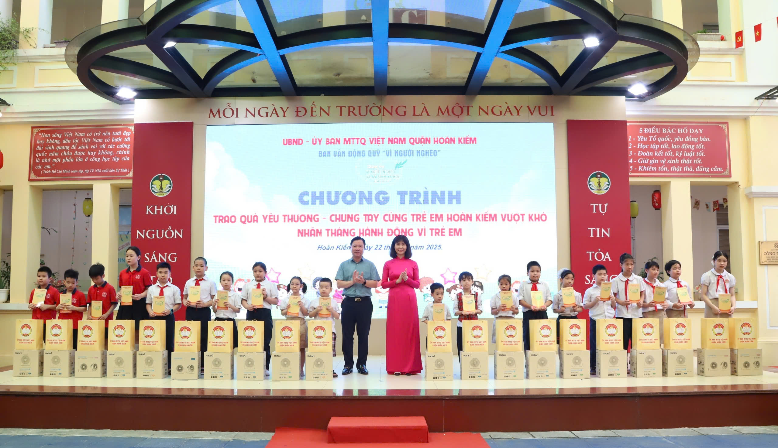 “Trao quà yêu thương - Chung tay cùng trẻ em Hoàn Kiếm vượt khó” nhân dịp 1/6 - ảnh 2
