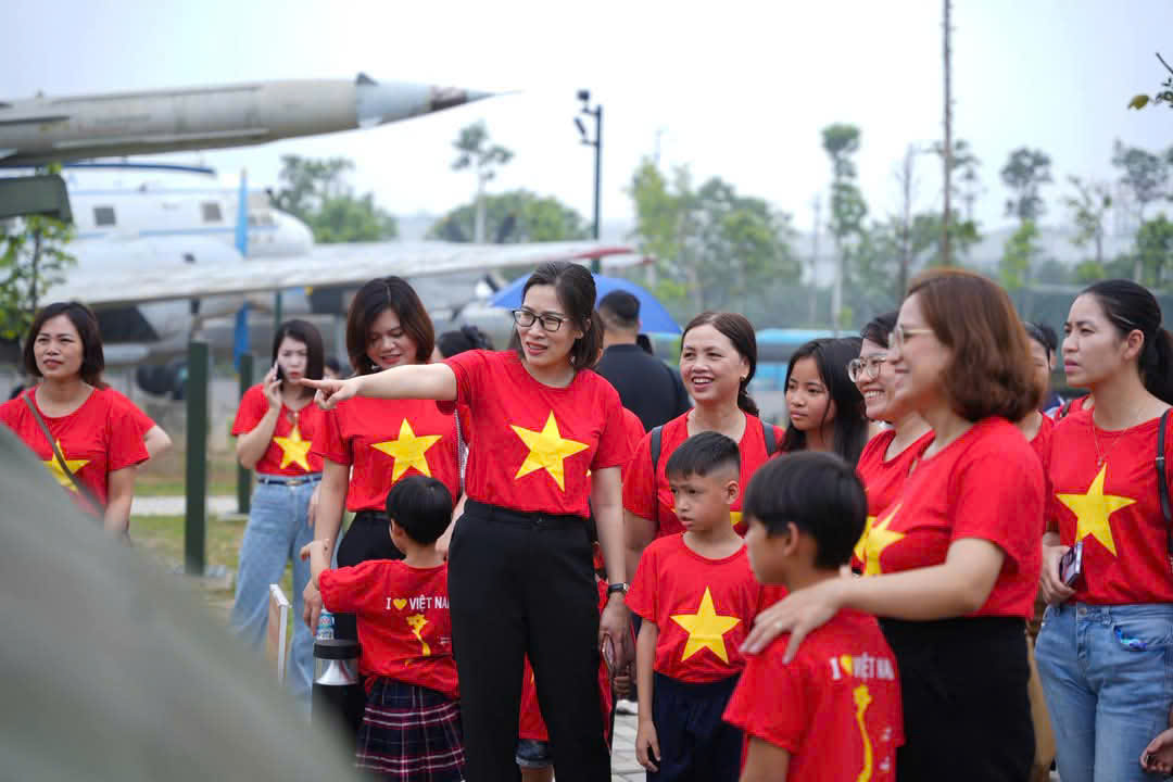 Hội LHPN huyện Gia Lâm tổ chức chương trình “Mẹ đỡ đầu - Viết tiếp câu chuyện hòa bình” - ảnh 3