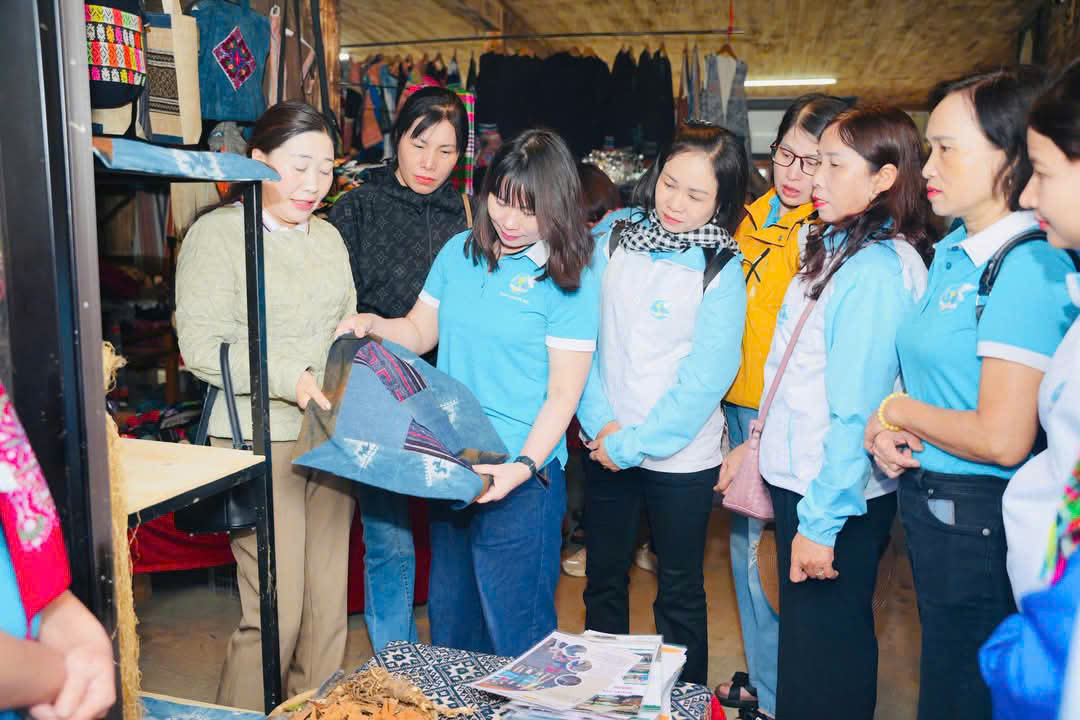 Hội LHPN huyện Ứng Hòa tặng 30 suất quà cho trẻ em mồ côi, trẻ em có hoàn cảnh khó khăn tỉnh Lào Cai - ảnh 3