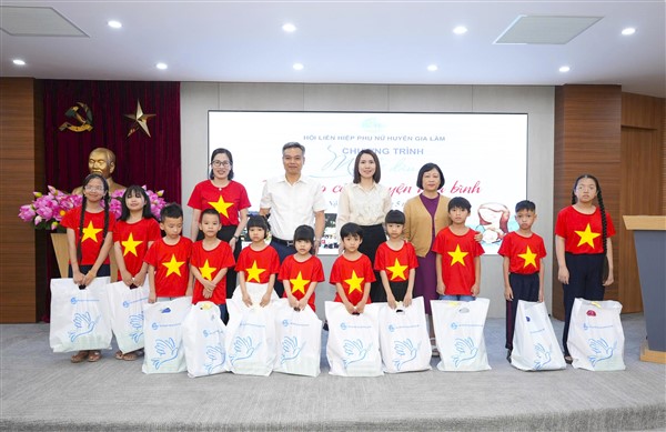 Hội LHPN huyện Gia Lâm tổ chức chương trình “Mẹ đỡ đầu - Viết tiếp câu chuyện hòa bình” - ảnh 1