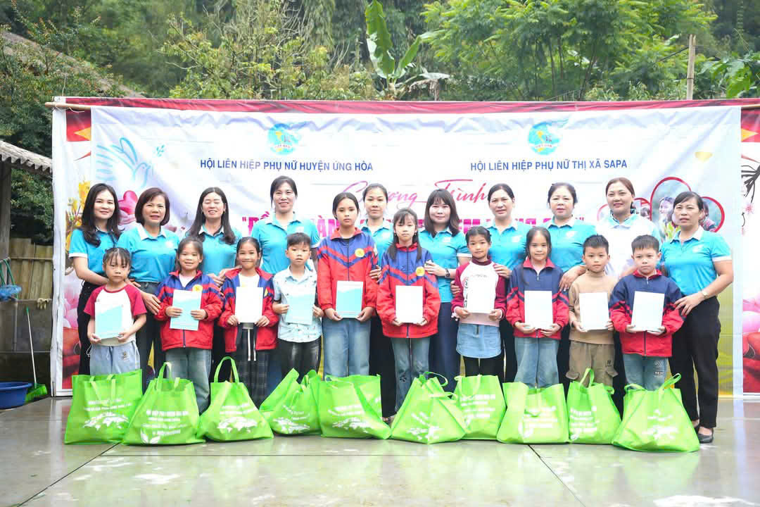 Hội LHPN huyện Ứng Hòa tặng 30 suất quà cho trẻ em mồ côi, trẻ em có hoàn cảnh khó khăn tỉnh Lào Cai - ảnh 1